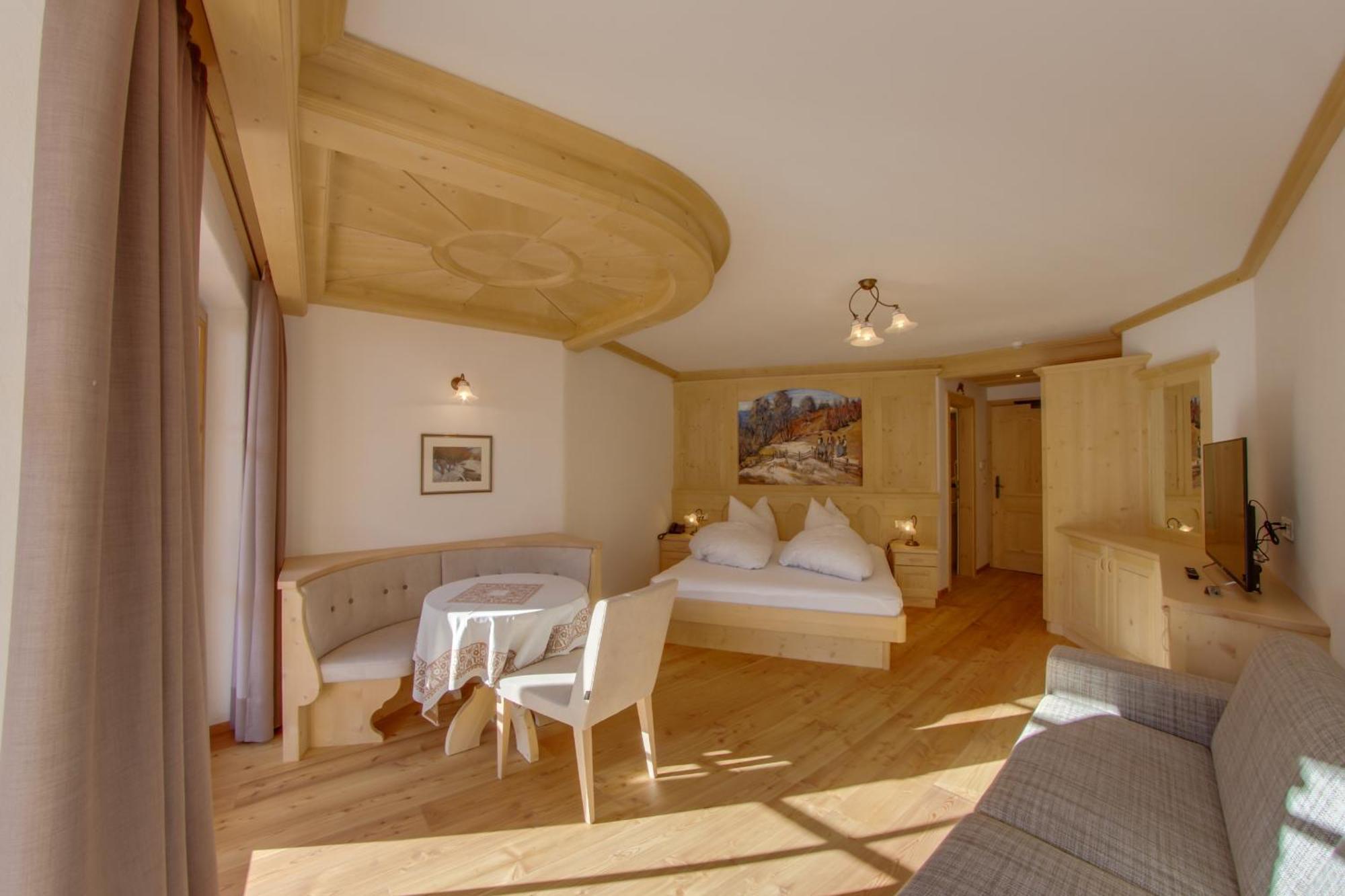 Dorfhotel Beludei Santa Cristina Val Gardena Стая снимка